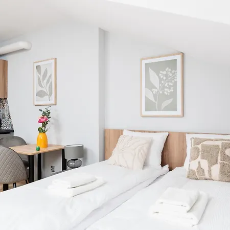 Monika Apartments By Upstairs-2
